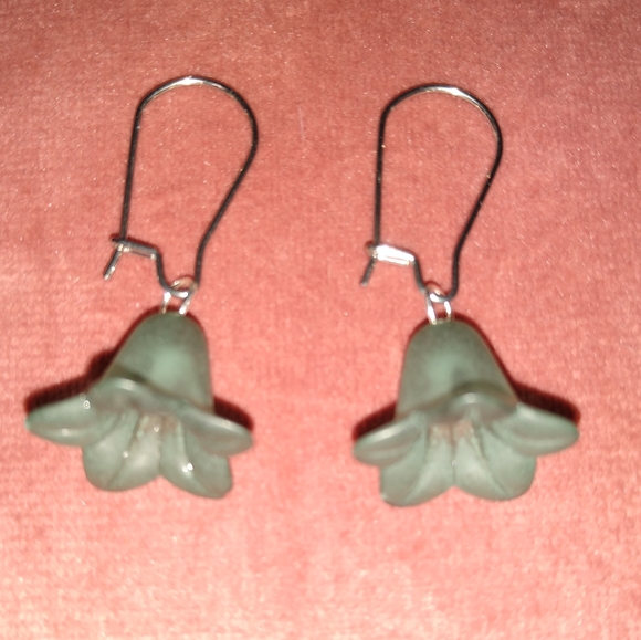 Handmade Flower Blossom Dangle Earrings Blue Grey Delicate Resin Flowers New - Picture 4 of 8